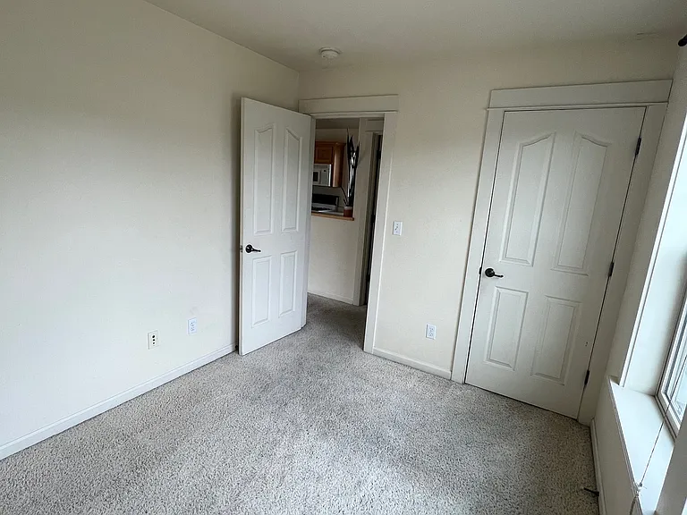 476 Clinton St — Photo 10