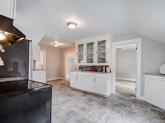 Large Open Eat-in Kitchen