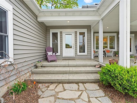 4th image of 31 Maple Ave S