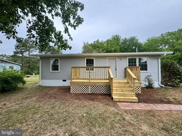 726 Courthouse Dr, Saluda, VA 23149