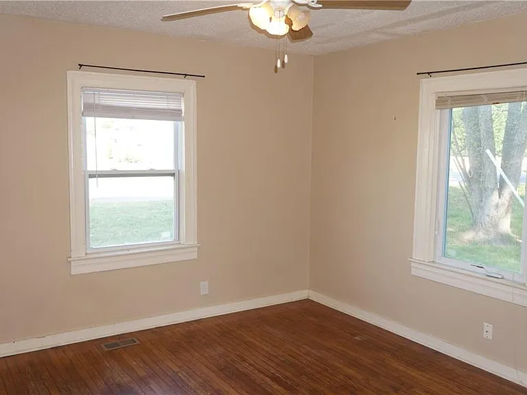 583 Colonial Cir SE — Photo 9