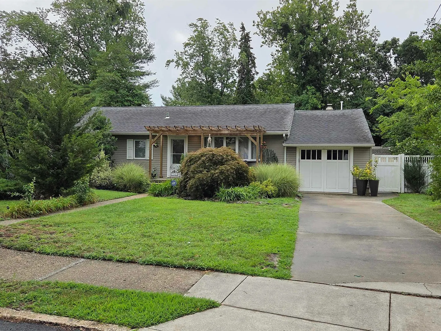 3 bed, 2.0 bath, 1700 sqft, $3,350 — Photo 2
