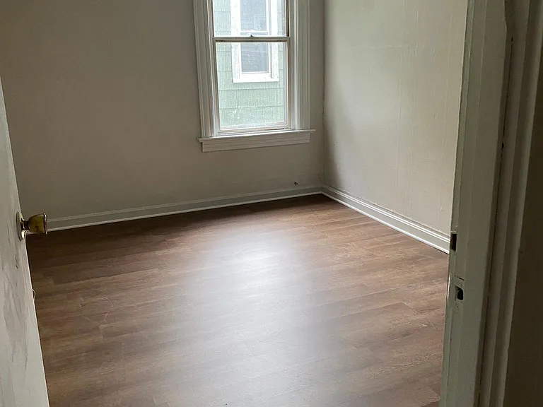 565 6th Ave — Photo 8