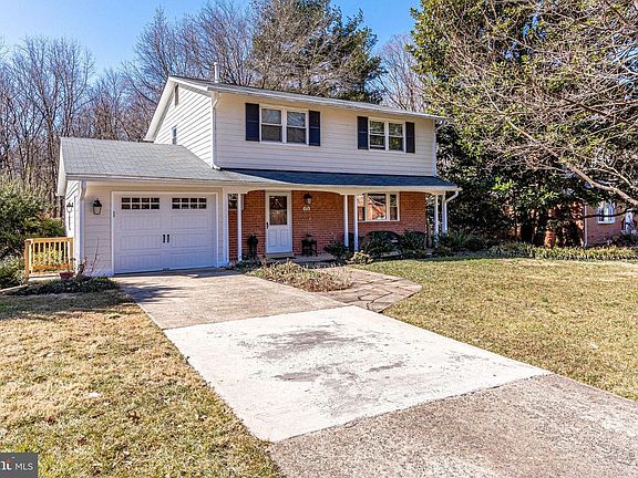 3rd image of 5328 Gainsborough Dr