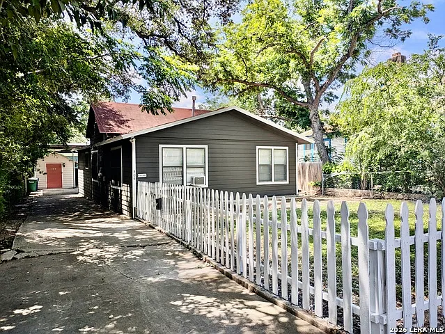 304 E Mistletoe Ave — Photo 1