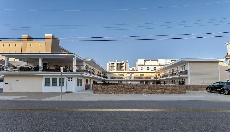 1st image of 415 E Atlanta Ave #208