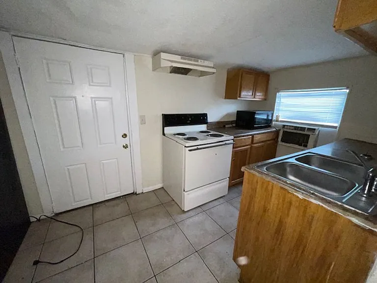 1703 McCarthy Ave — Photo 18