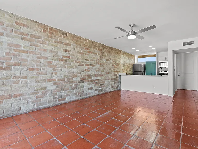 Four Oaks Apartments — Photo 36