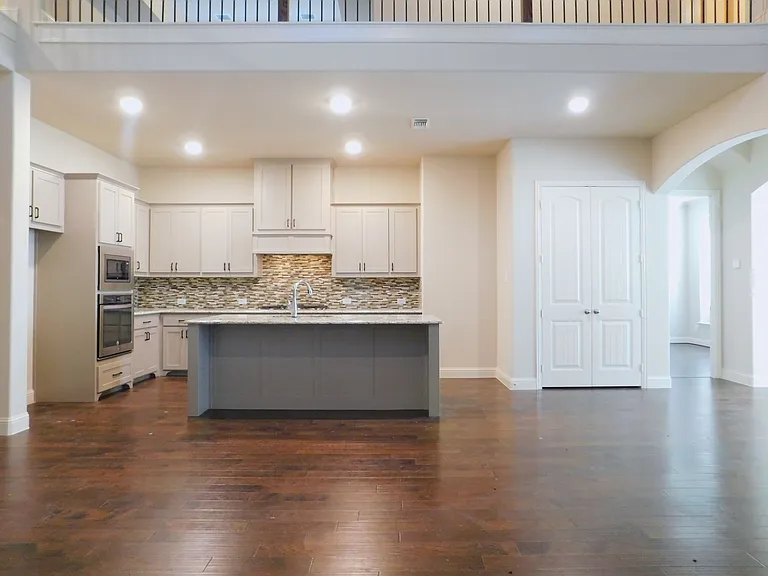 1704 Serra Dr — Photo 10