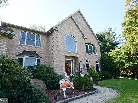4th image of 1695 Edward Dr