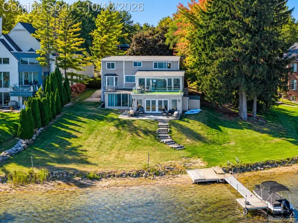 1675 Dell Rose Dr, Bloomfield Hills, MI 48302