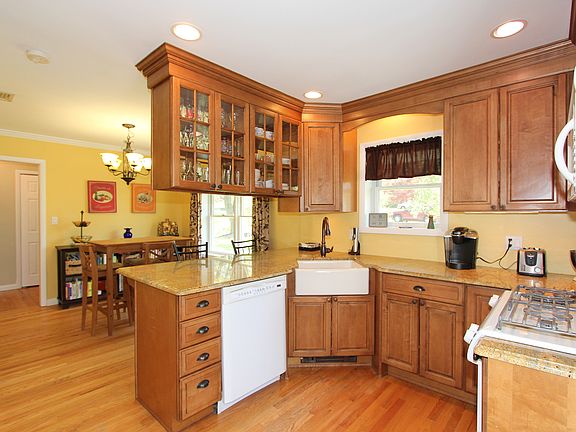 3rd image of 1851 Morningview Dr