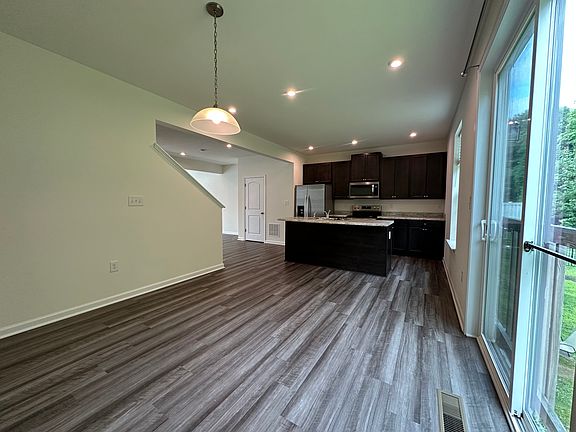 4th image of 317 Bay St