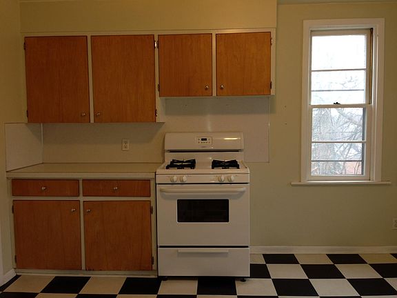 2nd image of 611 Crescent St NE #2