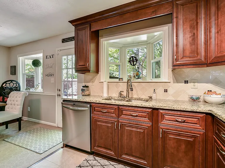 2598 Redfield Dr — Photo 8