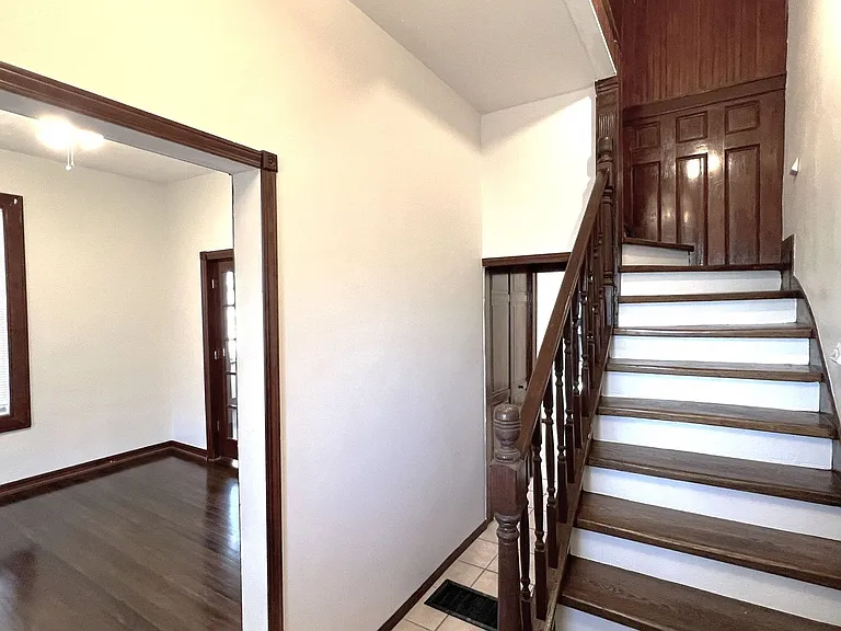 1611 Oak St — Photo 2