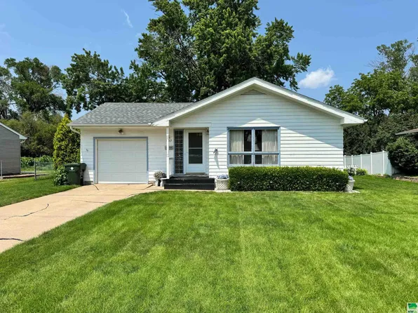 417 E 32nd St, South Sioux City, NE 68776
