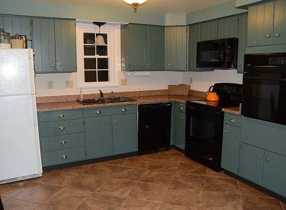Kitchen with two Ovens