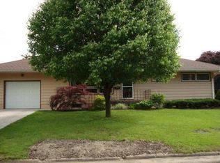 2224 Crestview Dr, Pekin, IL 61554