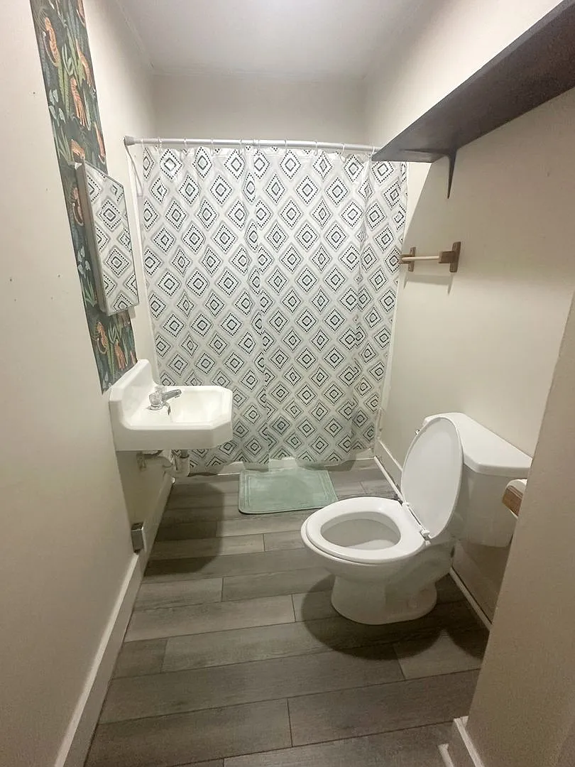 Adorable 1 bed, 1 bath Home Available in the Saint Streets! — Photo 4