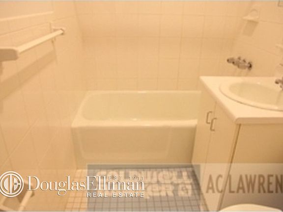 5th image of 117 W 58th St APT 6A