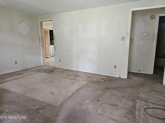 3rd image of 341 Warwick Ln