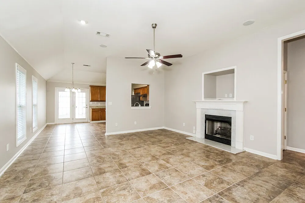 3 bed, 2.0 bath, 1561 sqft, $1,720 — Photo 4