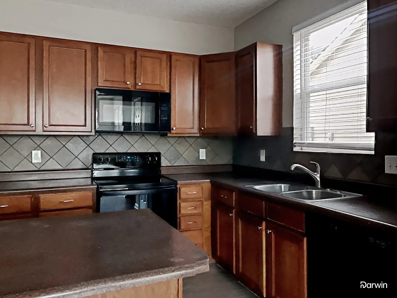 6 bed, 3.0 bath, 3276 sqft, $2,480 — Photo 3