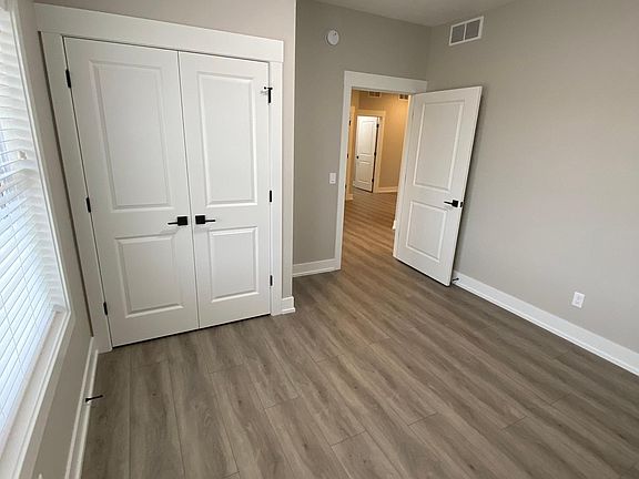 4th image of 3172 Elmwood Centre Dr