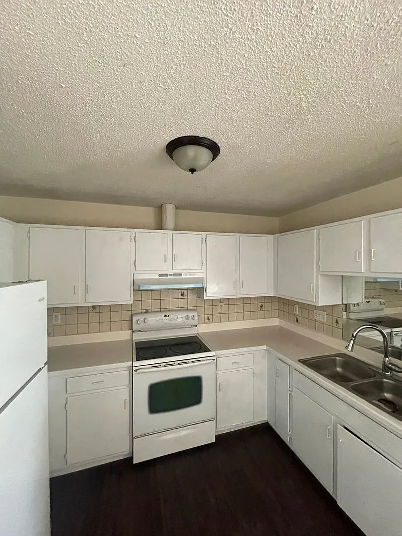 North - End 3 Bedroom, 1 Bath 3rd Floor Condo Unit — Photo 4