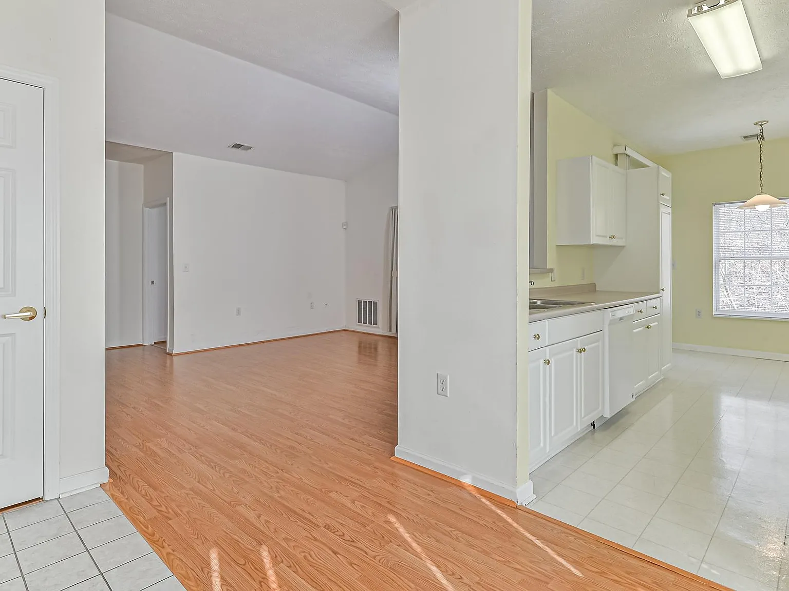 3 bed, 1343 sqft, $2,050 — Photo 4