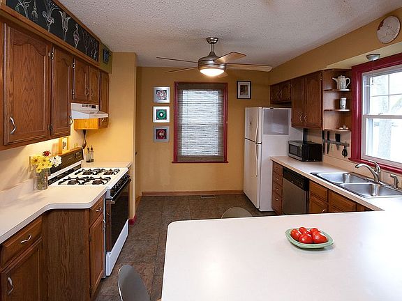 Kitchen with breakfast bar