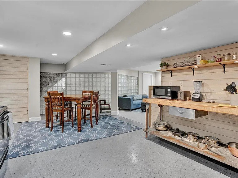 Lower level, #2 Au Pair or In Law Suite, full kitchen