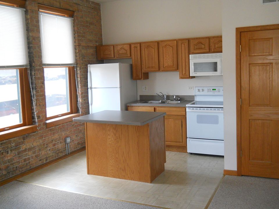 2nd image of 203 1/2 E Chicago St