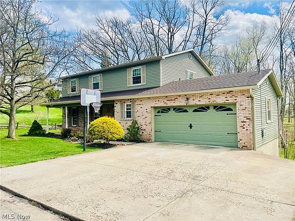 2nd image of 207 N Hills Dr
