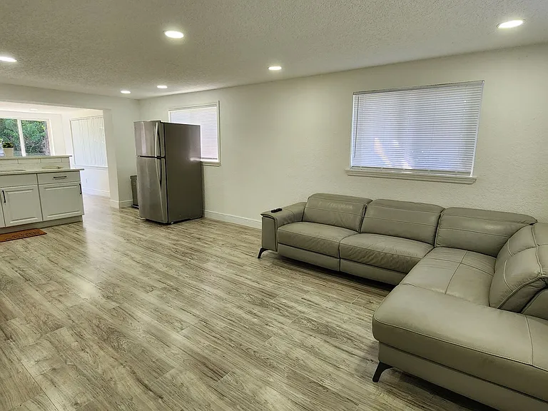 1375 Powers Ave — Photo 9