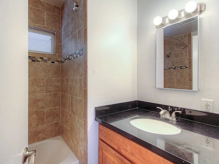 805 W 9th St — Photo 14