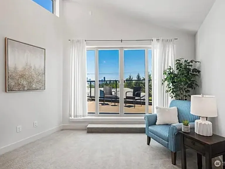 2383 Harbor Ave SW — Photo 2