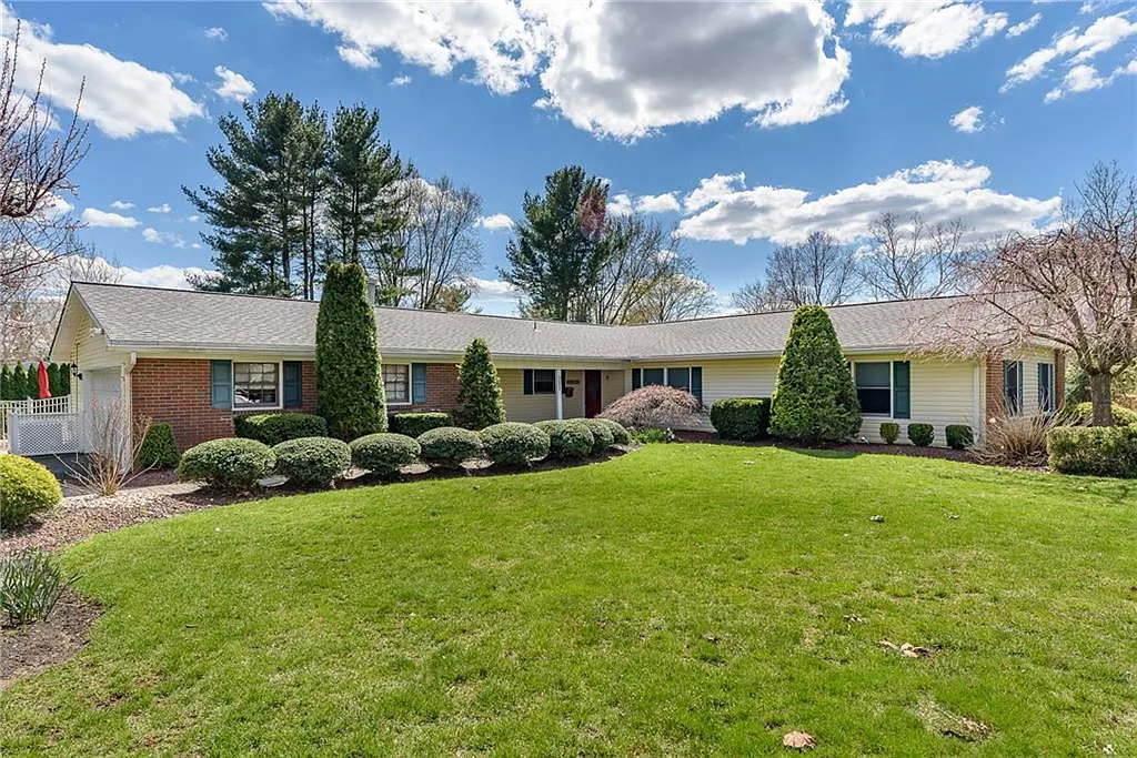 321 Plymouth Dr photo 1