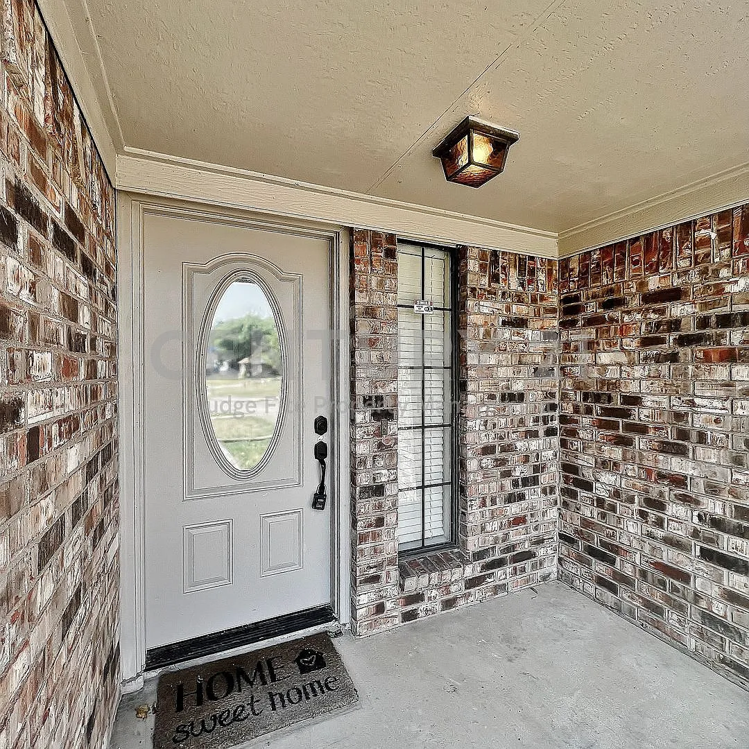 Charming 3/2/2 in Arlington ISD For Rent! — Photo 2