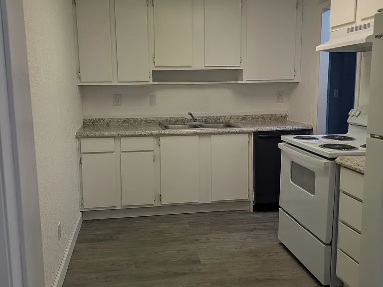 729 E Poinsettia Ave — Photo 3