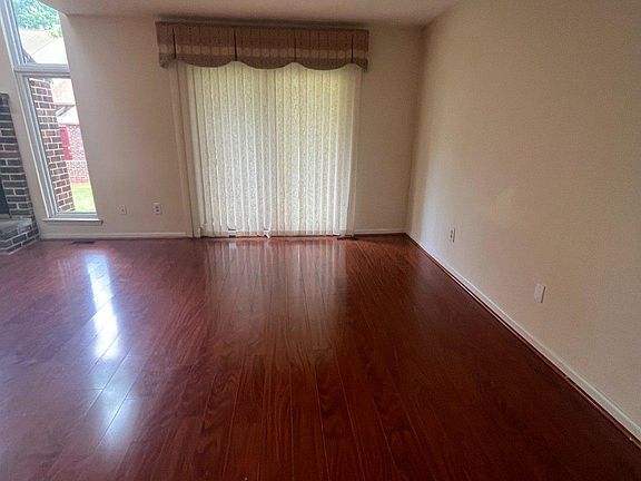 5th image of 28 Knox Ct
