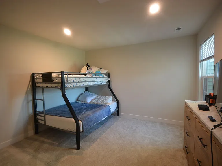 323 E Cochran St — Photo 21