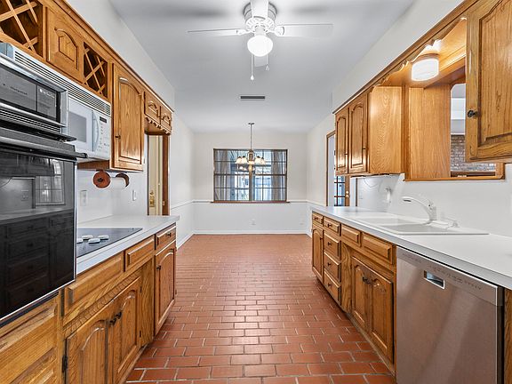5th image of 8232 Columbia Dr