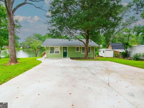 1671 W Pine Lake Dr, West Point, GA 31833