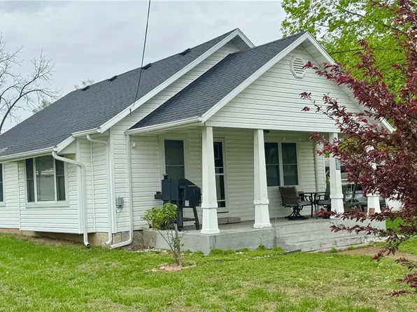 614 10th St, Vienna, MO 65582