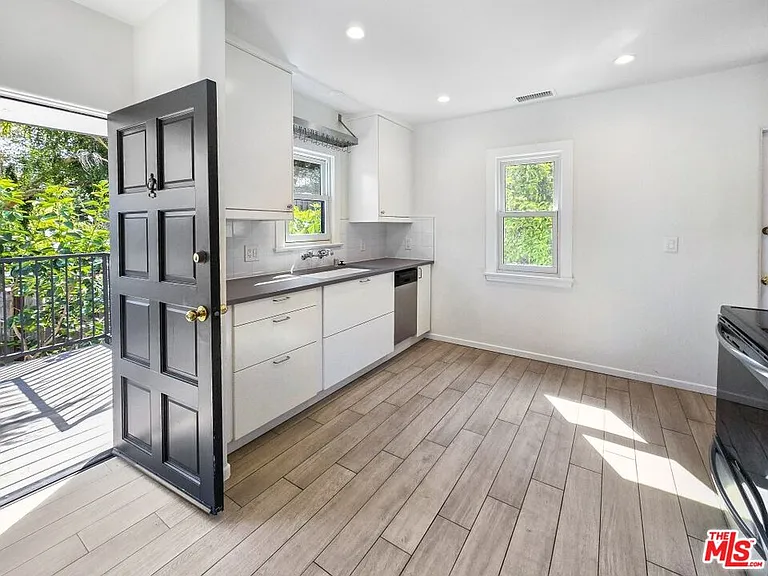 2049 Lake Shore Ave — Photo 6
