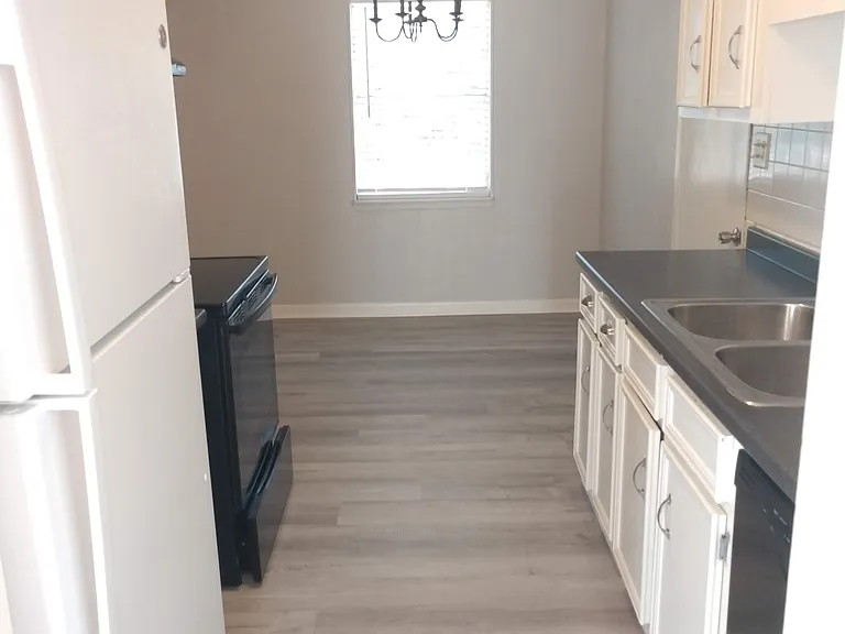 1107 Caroline Ave — Photo 5