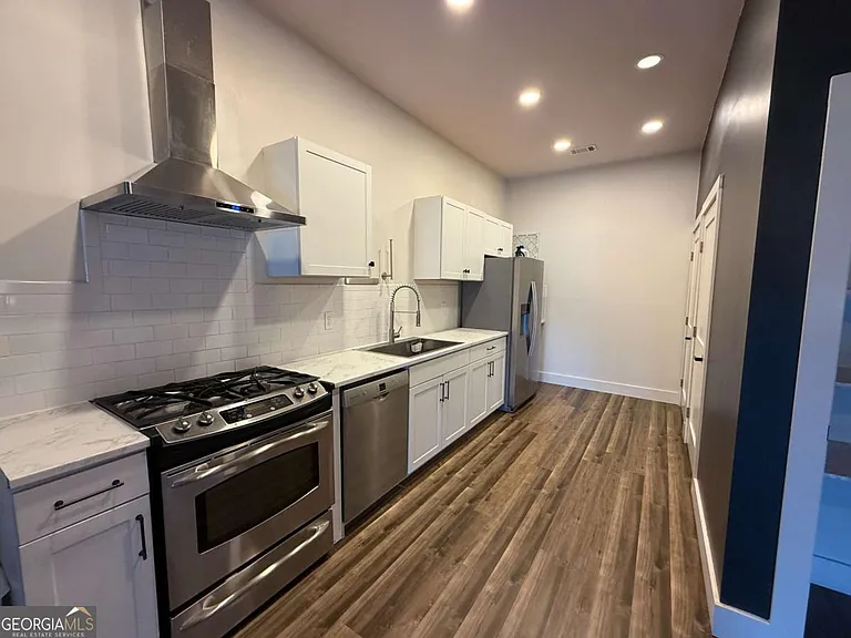 95 W Franklin St #B — Photo 4