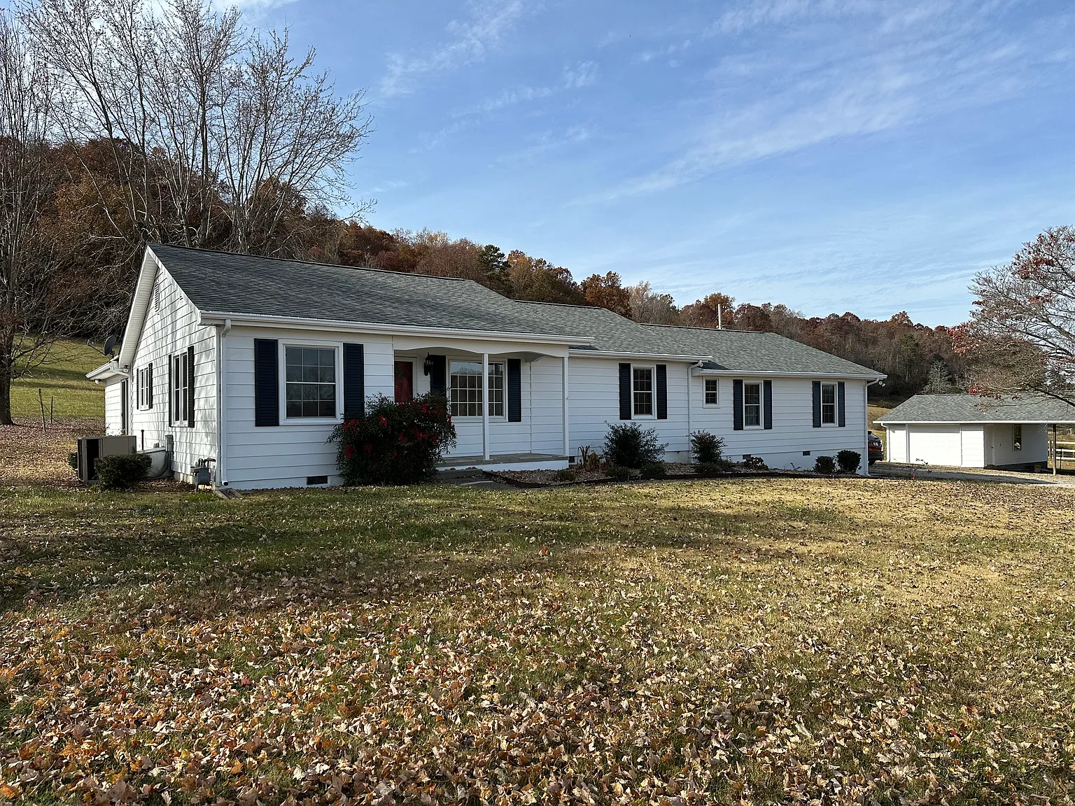 4 bed, 2.5 bath, 2300 sqft, $2,350 — Photo 2